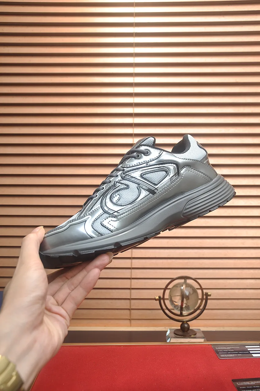 Men's men's shoes 💰: 520💶 (top original order) Brand: Dior (Dior) Standard code: Men's code 38-44 (45 customized) Level: Same style as the official website Material: Top-quality original cowhide stitched together Original wear-resistant and lightweight outsole Style category: Fashionable casual shoes Distinguished luxury brand elements top luxury Color: Actual picture color